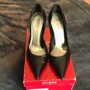 Black leather Guess Carrie pumps
